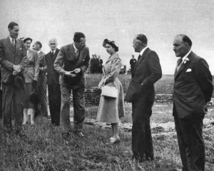 1952 Prints: Queen Elizabeth on the summit of Maiden Castle, 1952