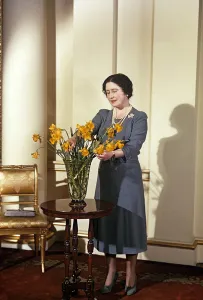 Vase Prints: Queen mother arranging yellow daffodils