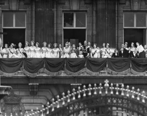 Balcony Prints: The Queen wearing the imperial crown