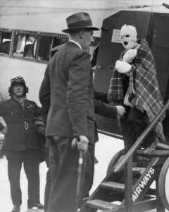 Disasters Prints: R101 survivors arrive at Croydon