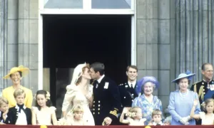 Balcony Prints: Royal Wedding 1986 - Kiss on the balcony