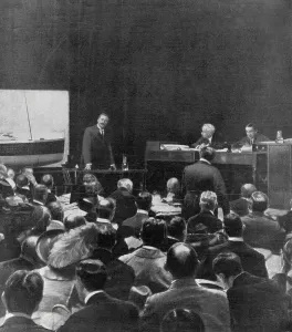 Inquiry Prints: A sensational moment in the Titanic inquiry: Sir Cosmo Duff-Gordon giving evidence in the London Scottish Drill Hall