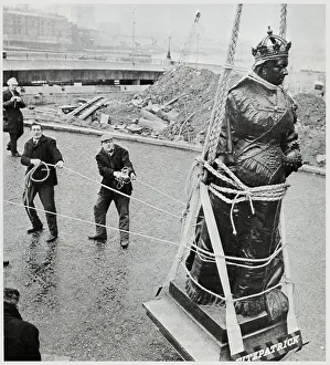 Works Prints: Statue of Queen Victoria re-located - Blackfriars Bridge