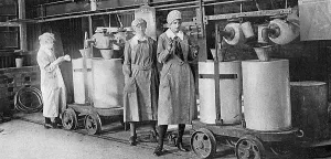 Factories Prints: Women workers manufacturing synthetic phenol, WW1
